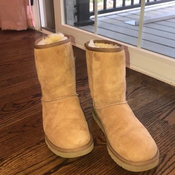 UGG Classic Short Boot - Picture 2 of 6